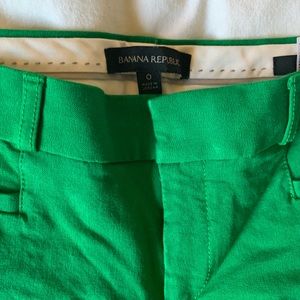 Green Banana Republic cropped pants. Size 0